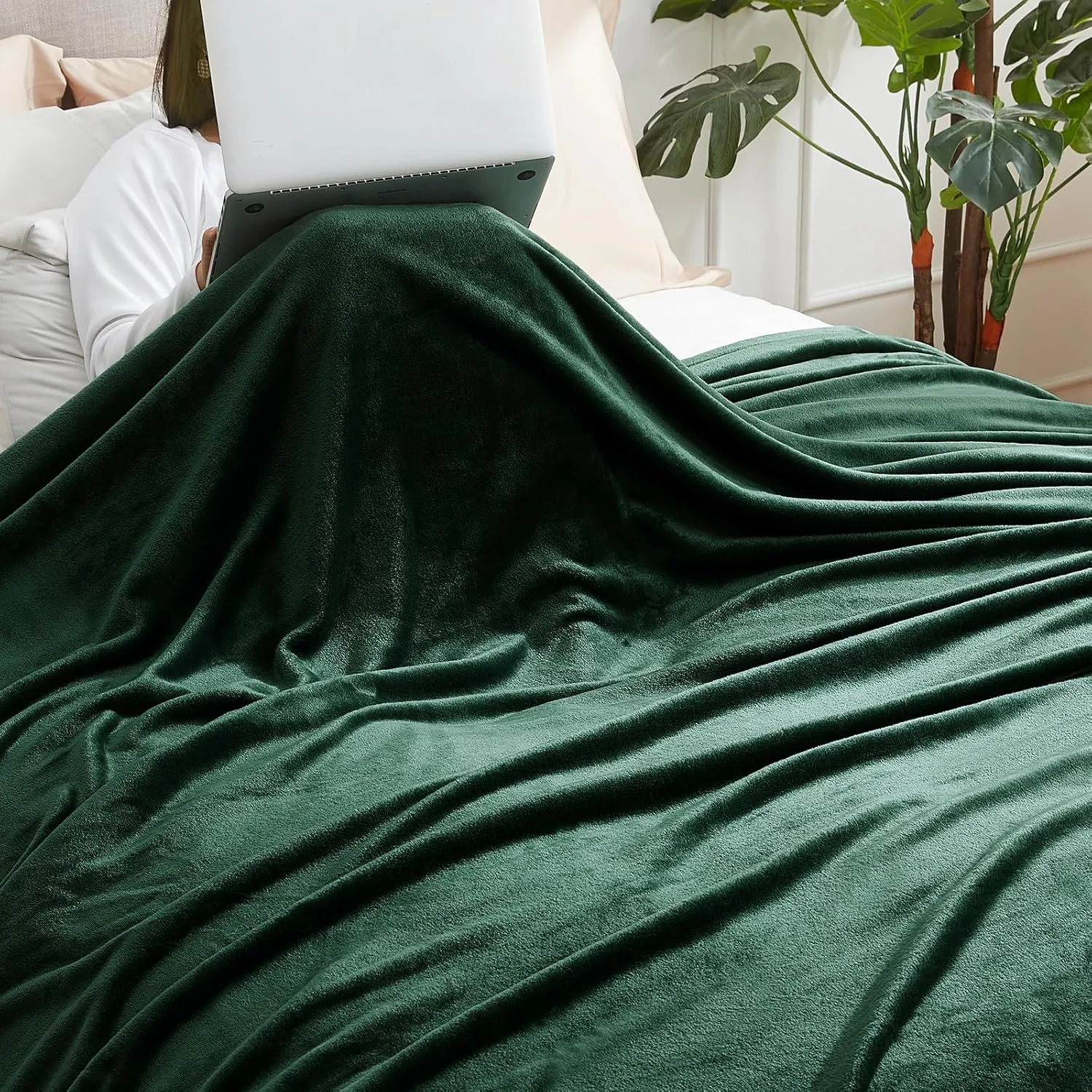 Hansleep Fleece Blanket for Couch Dark Green, Super Soft Flannel Fuzzy Throw Plush Cozy Blanket for All Seasons, Dark Green, Throw 50x60 Inches